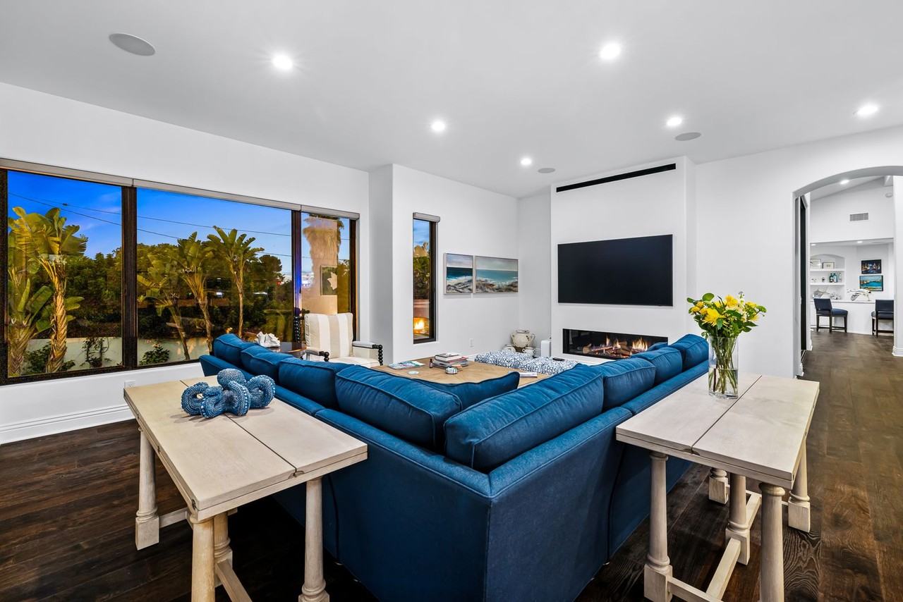 1070 Coronado Ave - Photo 7 of 50