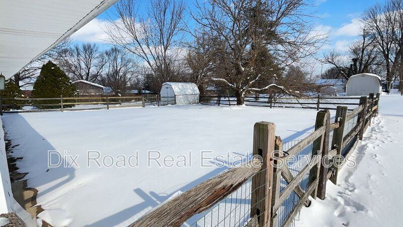 5926 Janice Dr - Photo 3 of 17