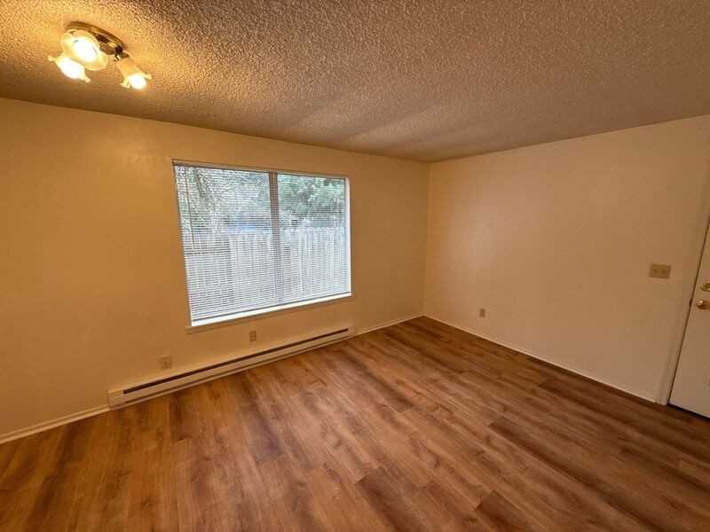 160 Manbrin Dr N - Photo 3 of 16