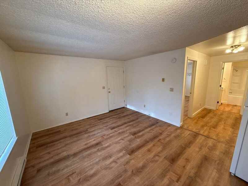 160 Manbrin Dr N - Photo 4 of 16