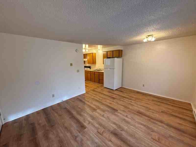 160 Manbrin Dr N - Photo 5 of 16