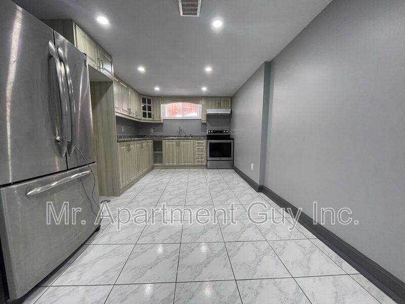 23 Glen Belle Cres #2 - Photo 7 of 11