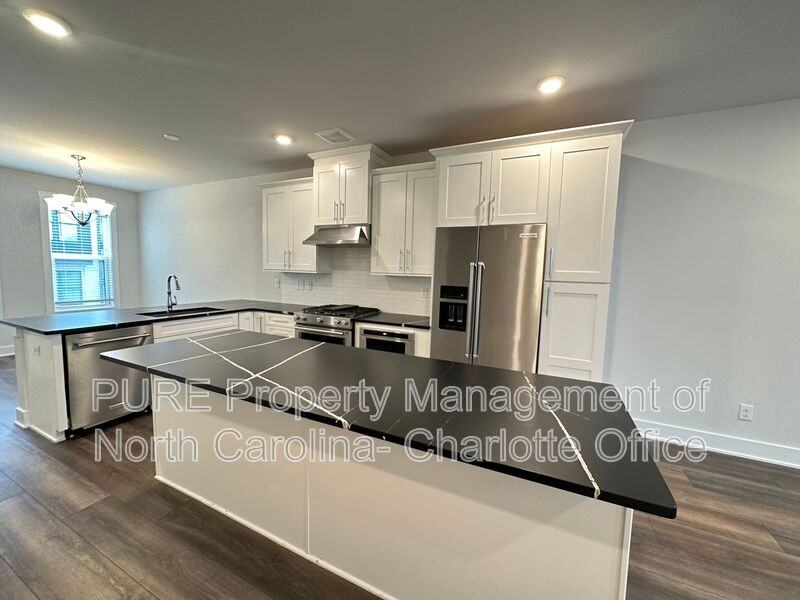 2124 Terwilliger Ter - Photo 3 of 37