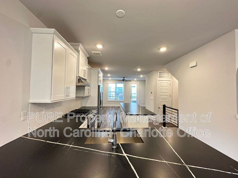 2124 Terwilliger Ter - Photo 7 of 37