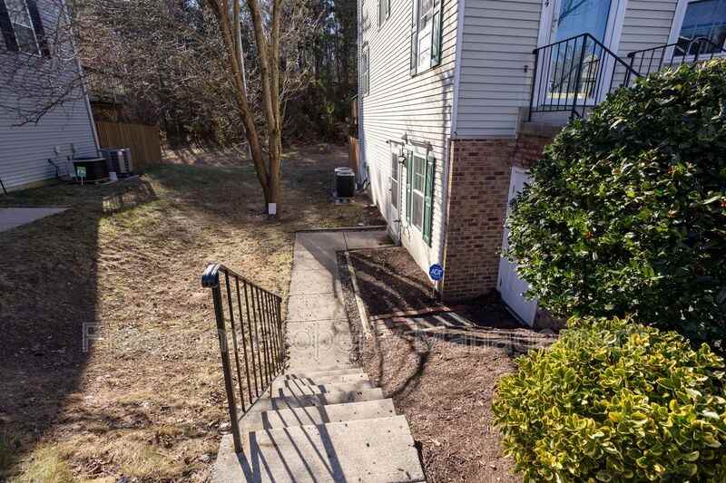 16326 Taconic Cir - Photo 4 of 38