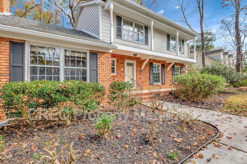 321 Shaftesbury Ln - Photo 2 of 31