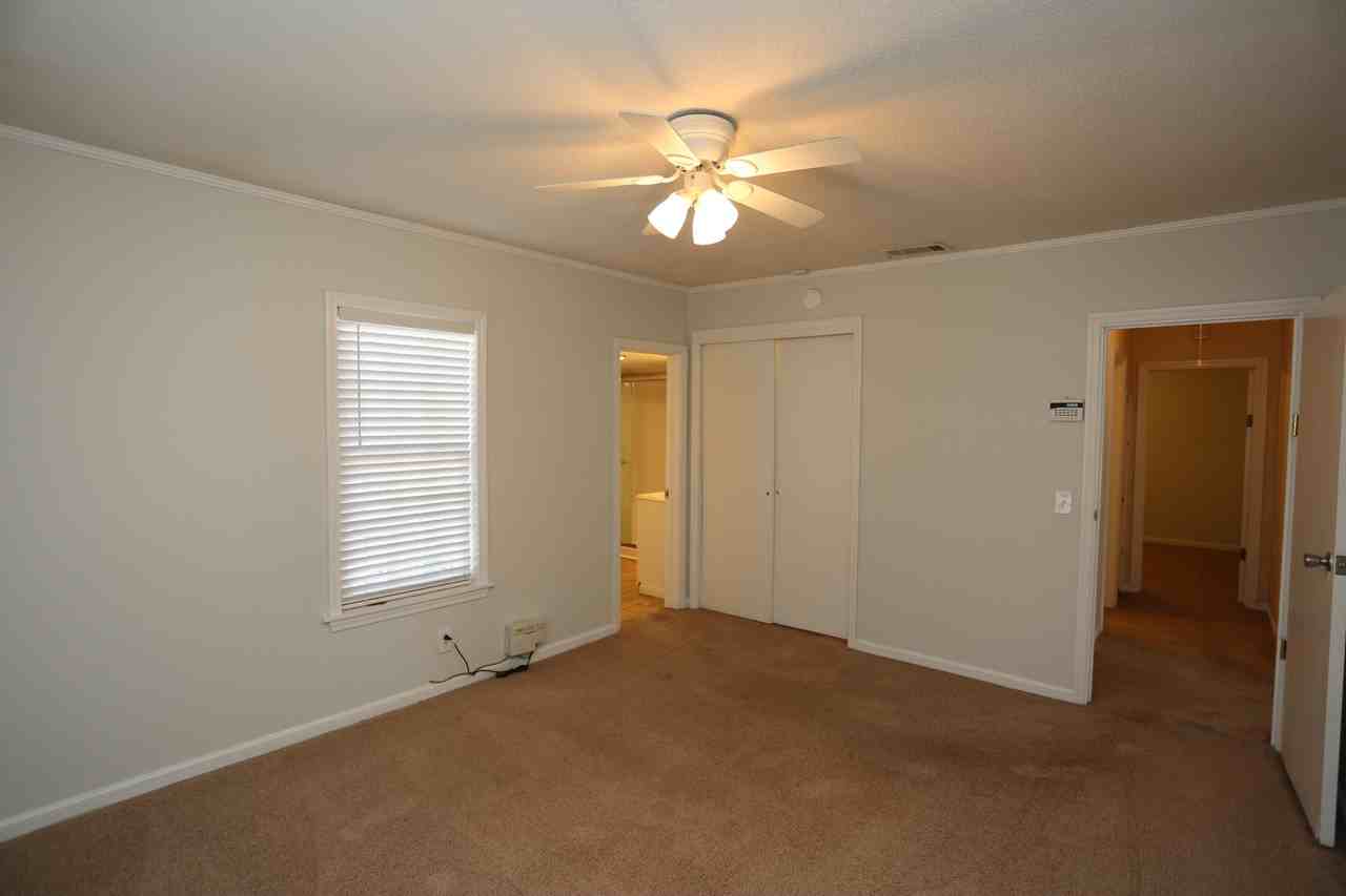 112 Hood Rd - Photo 7 of 20