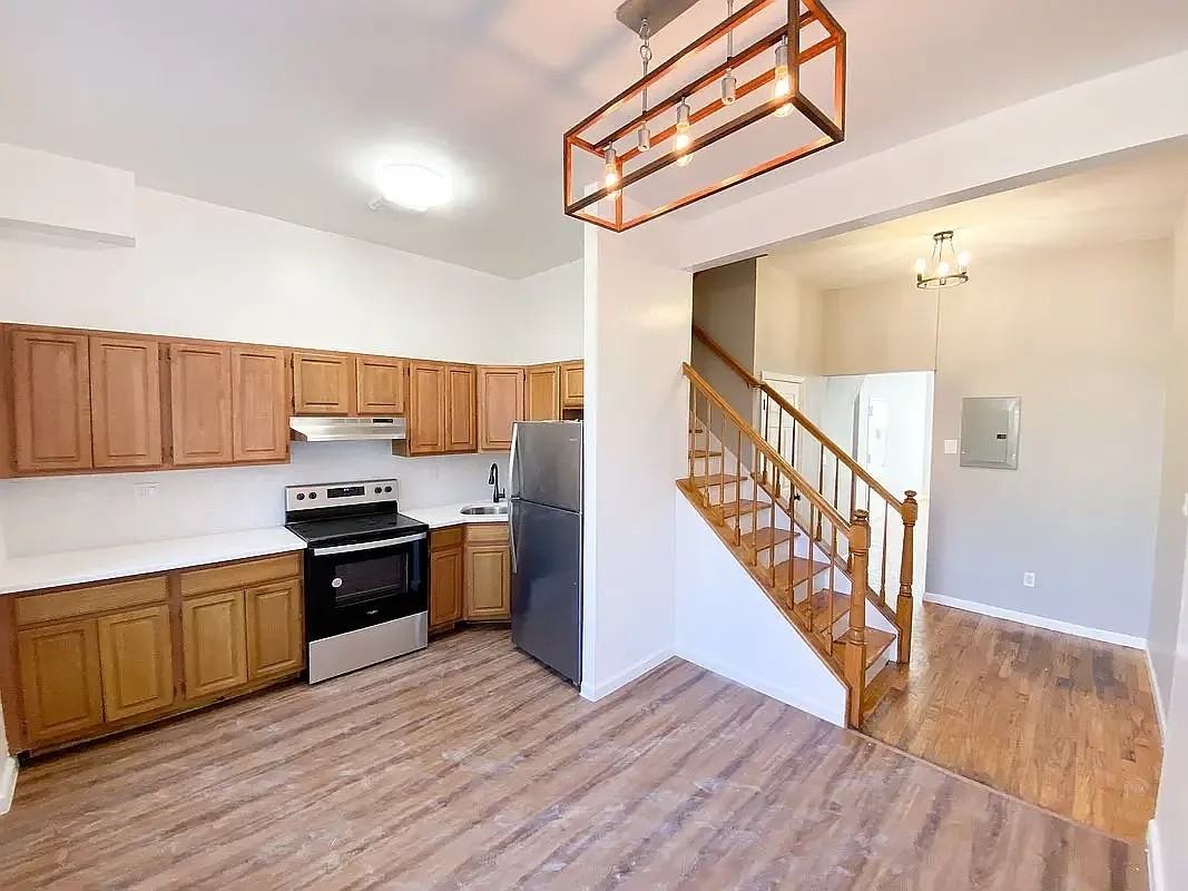 932 Throggmorton Ave - Photo 3 of 5