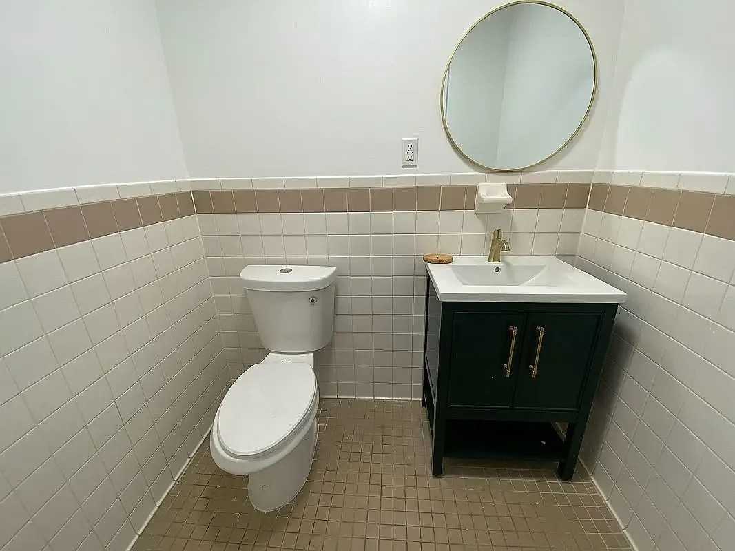 932 Throggmorton Ave - Photo 4 of 5