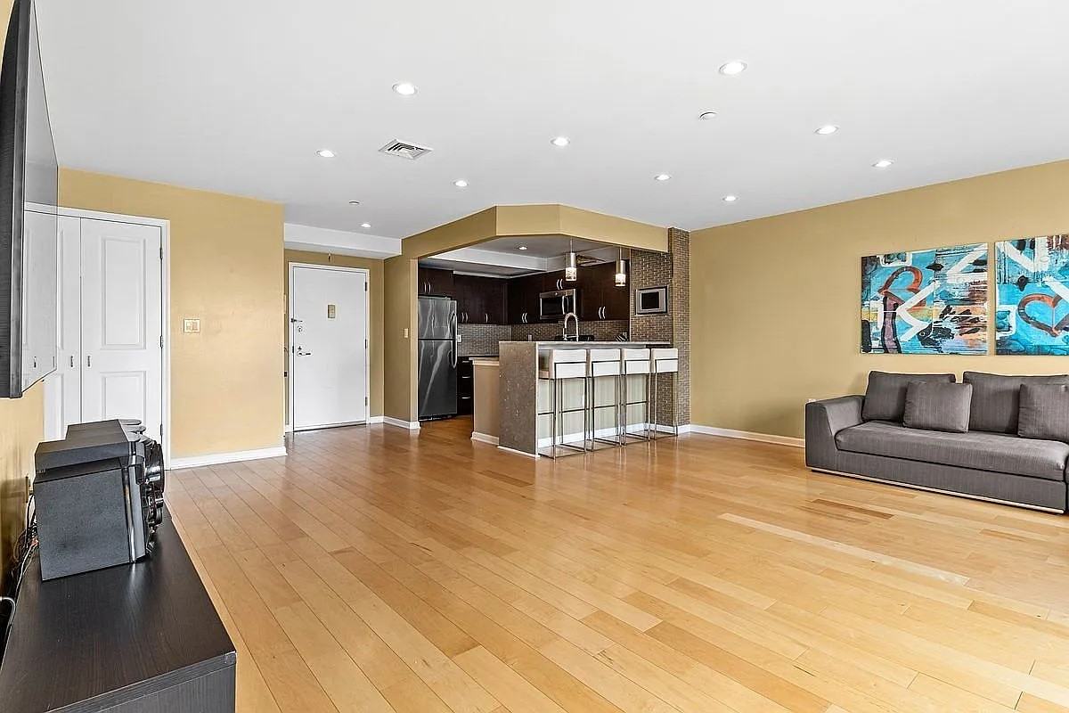 1490 Outlook Ave #1E - Photo 2 of 10