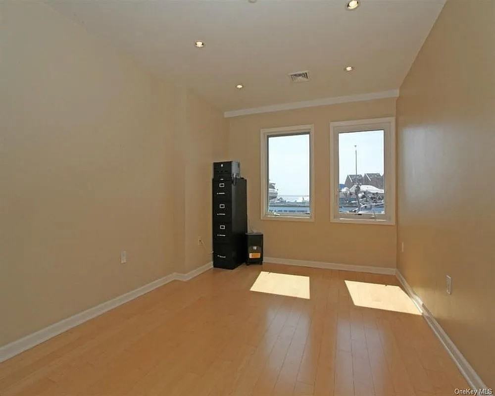 1490 Outlook Ave #1E - Photo 4 of 10