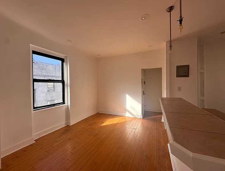 2128 35th St #5B - Photo 2 of 9