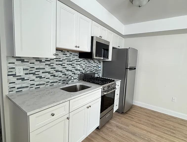 137 Sommer Ave #1LL - Photo 2 of 11