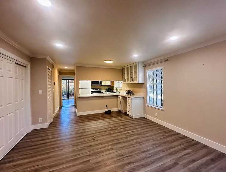 421 Northlake Dr #7 - Photo 6 of 12