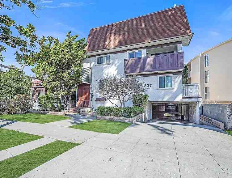 837 7th St #101 - Photo 3 of 13