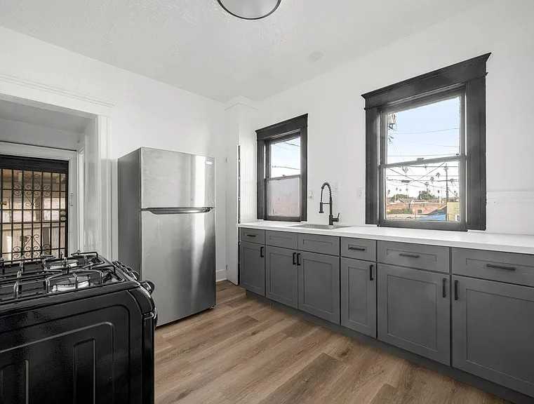 1329 2nd Ave #10 - Photo 3 of 10