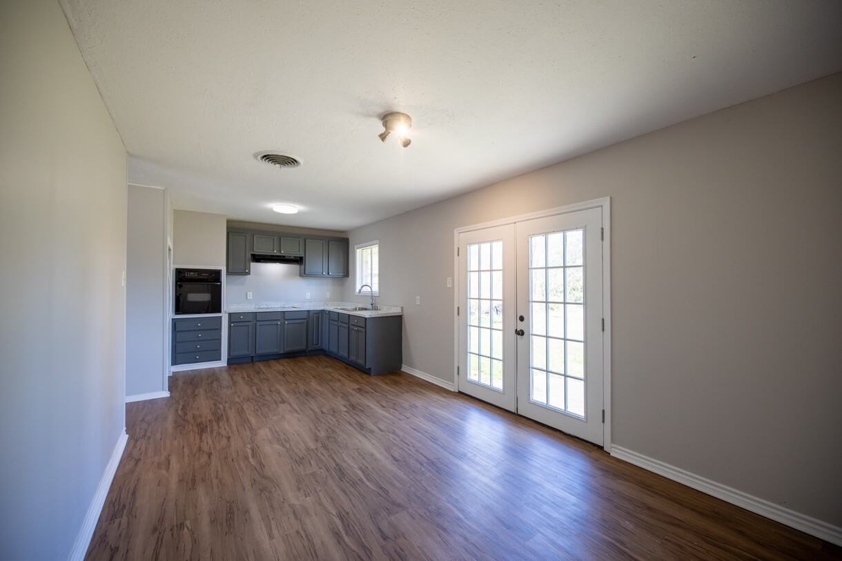 4345 Ashland St - Photo 4 of 11