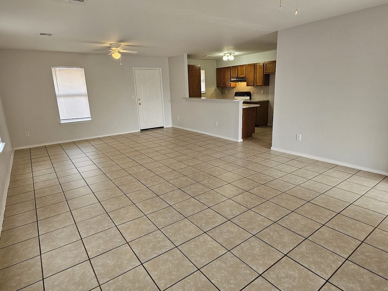 1816 N Redbud Dr - Photo 2 of 15