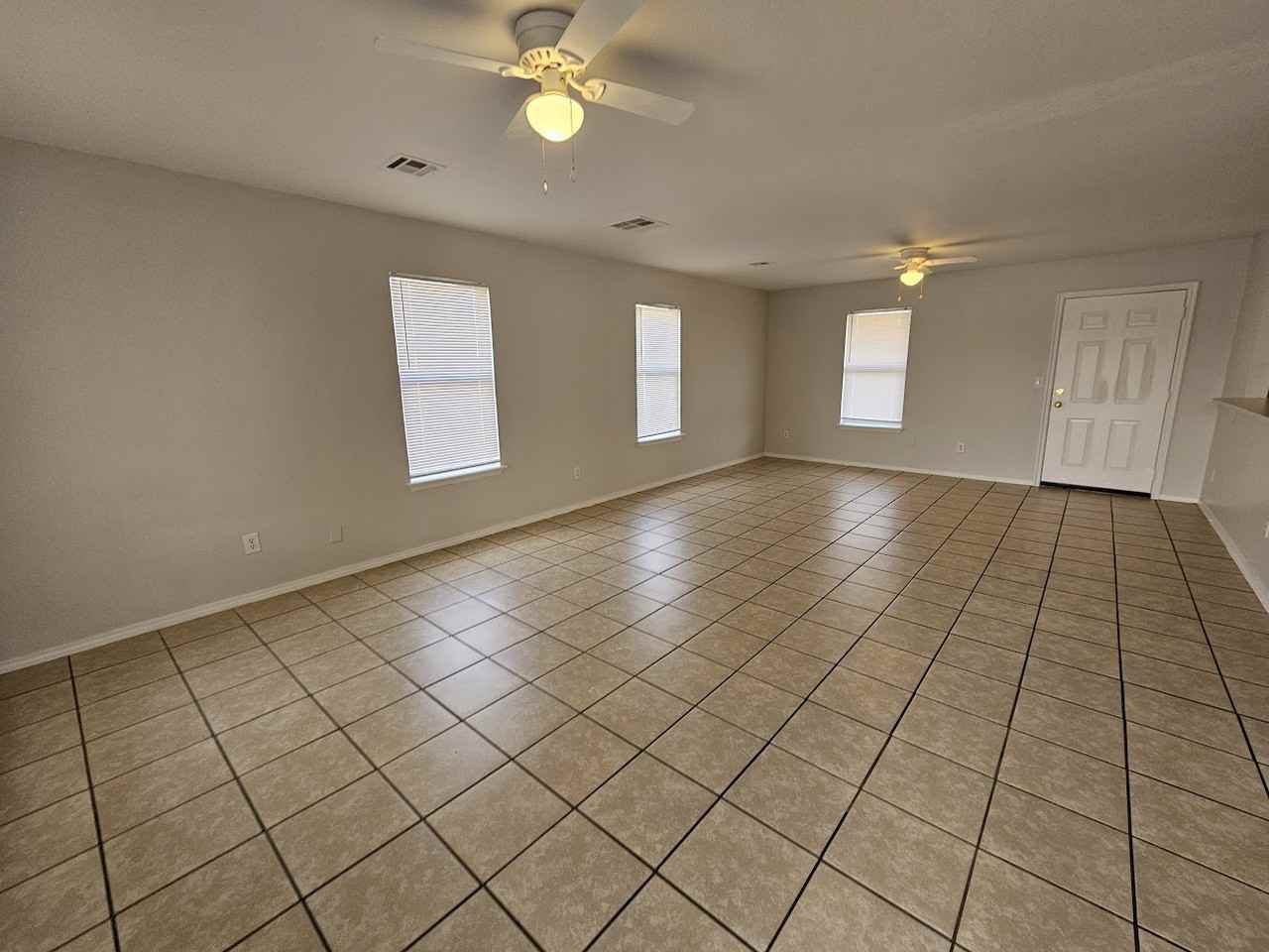 1816 N Redbud Dr - Photo 3 of 15