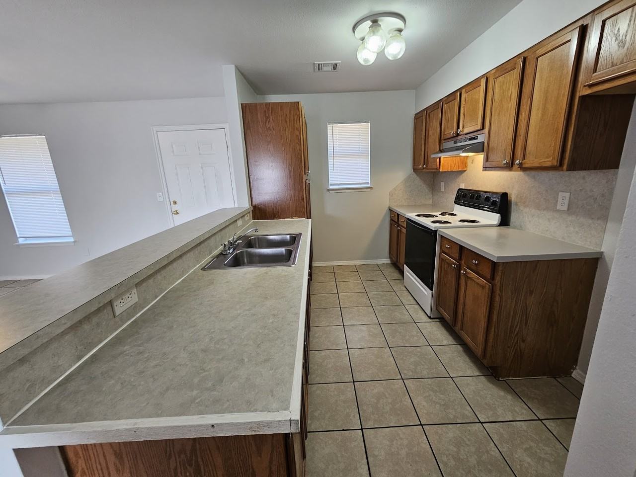 1816 N Redbud Dr - Photo 4 of 15