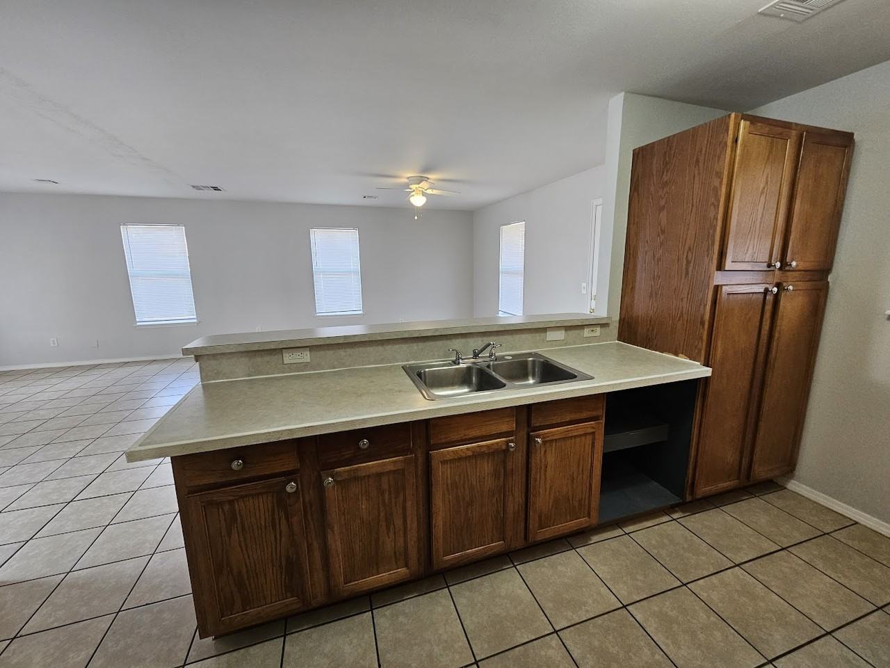 1816 N Redbud Dr - Photo 5 of 15