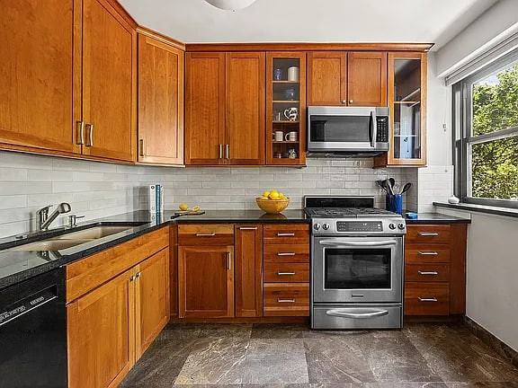 365 Clinton Ave - Photo 3 of 7