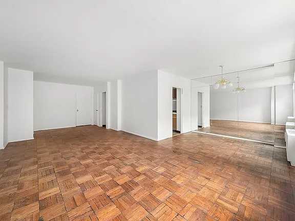 20 E 9Th St - Photo 2 of 7