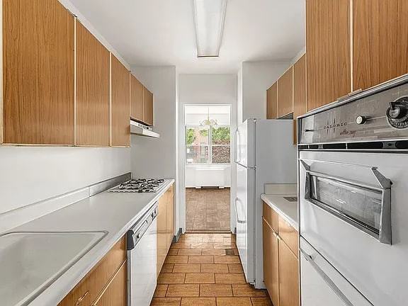 20 E 9Th St - Photo 5 of 7