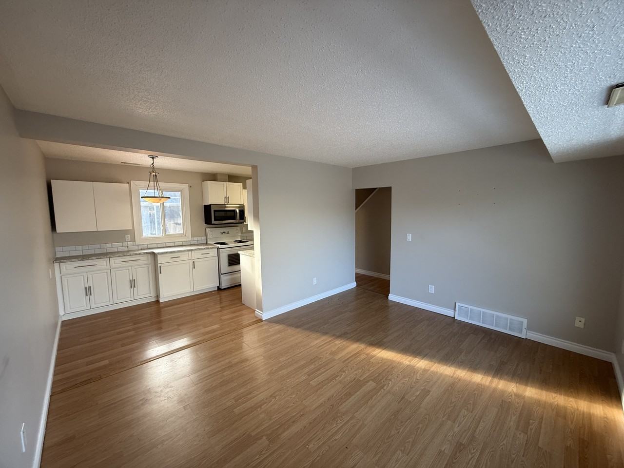 8375 29 Ave Nw - Photo 2 of 13