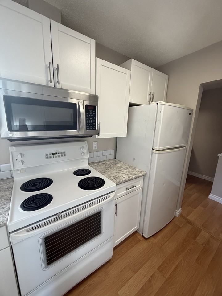 8375 29 Ave Nw - Photo 3 of 13