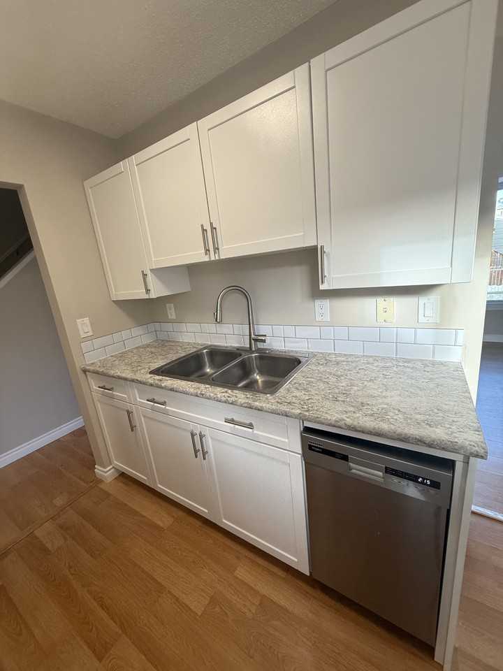 8375 29 Ave Nw - Photo 4 of 13