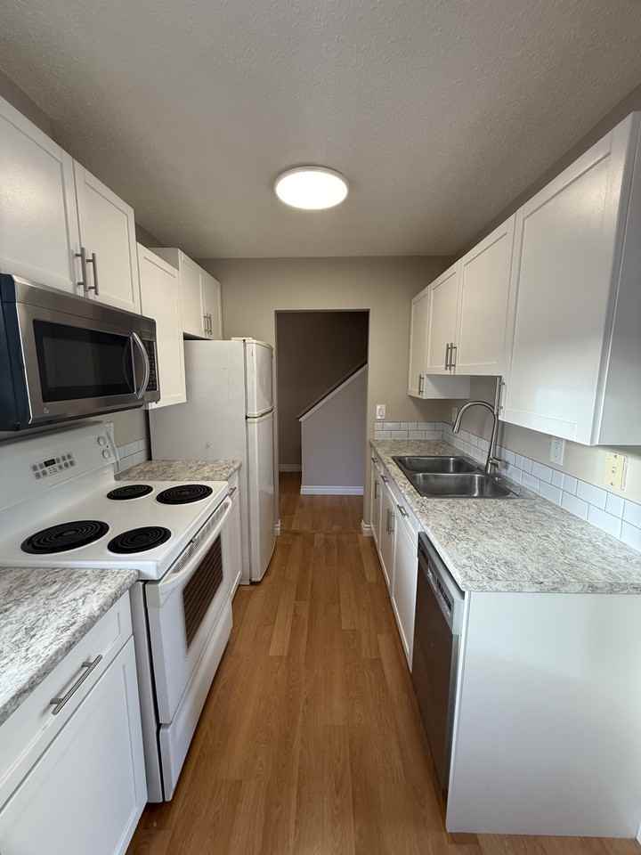 8375 29 Ave Nw - Photo 5 of 13