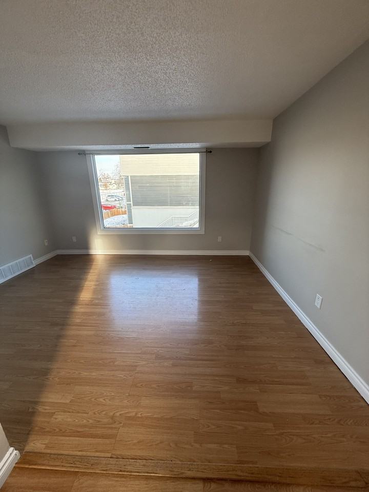 8375 29 Ave Nw - Photo 6 of 13