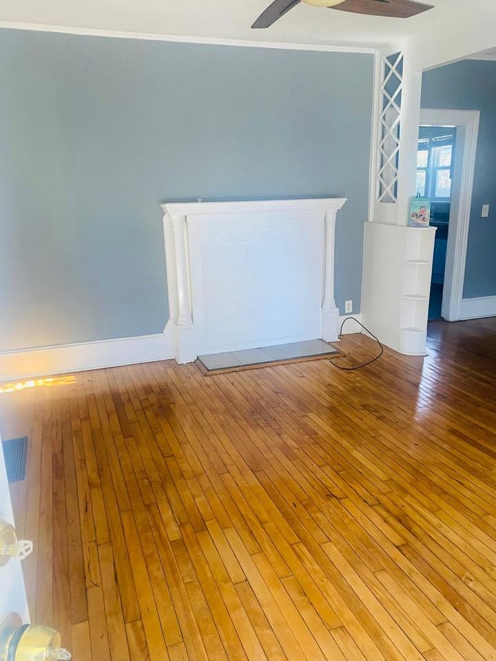 1525 Hawthorne Ln - Photo 3 of 8