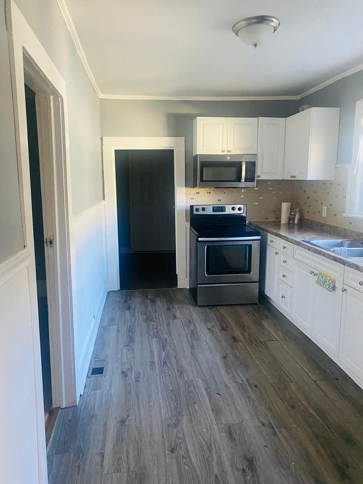 1525 Hawthorne Ln - Photo 4 of 8