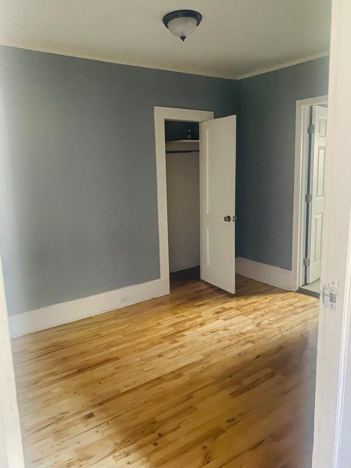 1525 Hawthorne Ln - Photo 5 of 8