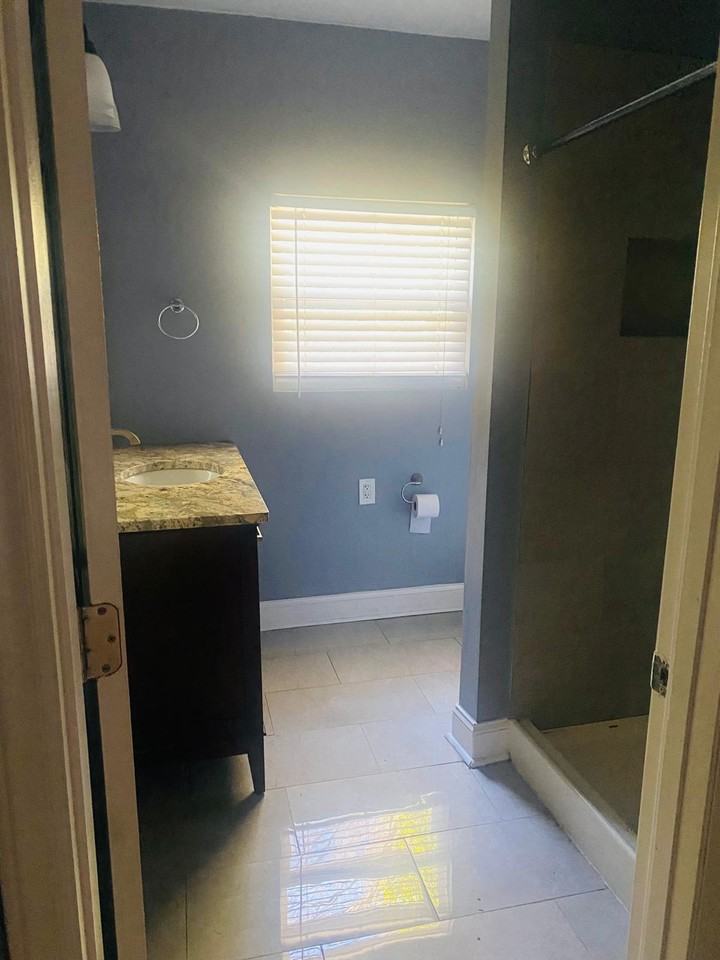 1525 Hawthorne Ln - Photo 6 of 8