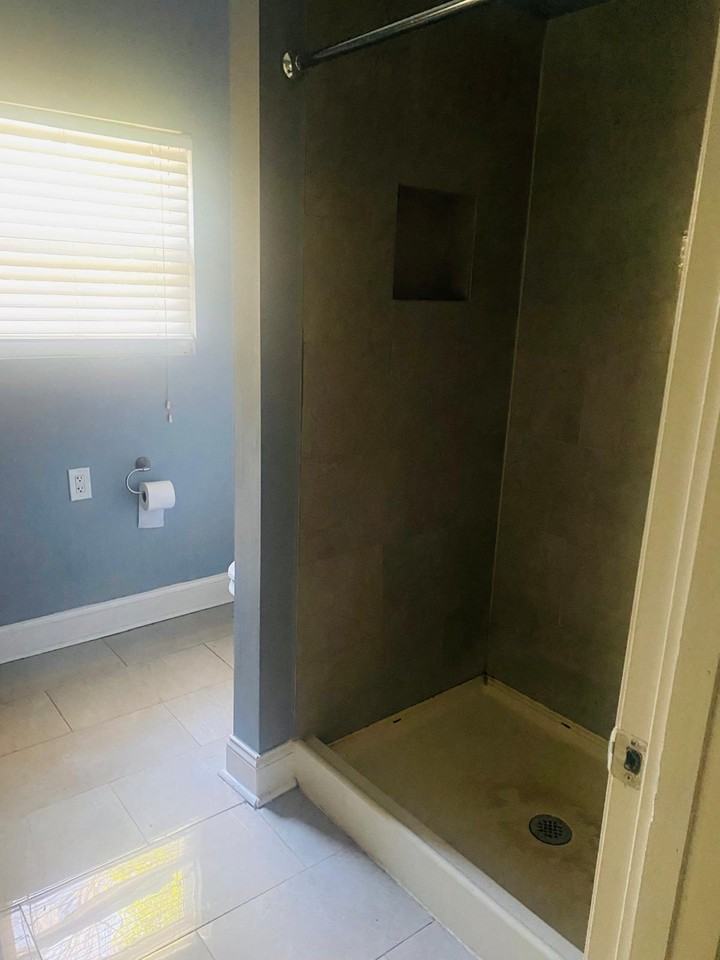 1525 Hawthorne Ln - Photo 7 of 8