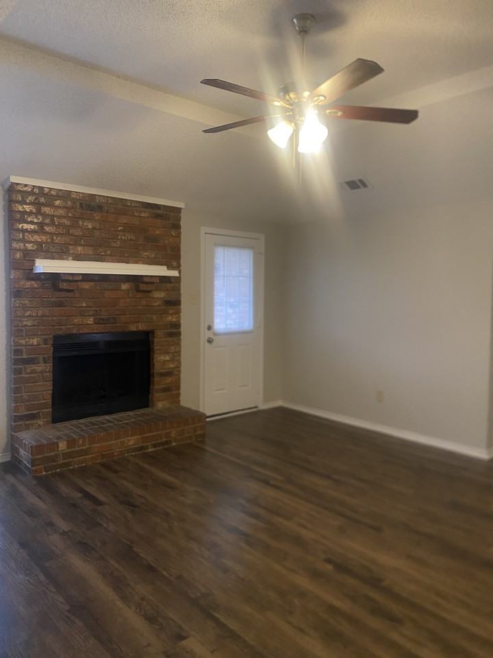 104 Mesa Moor Dr - Photo 3 of 15