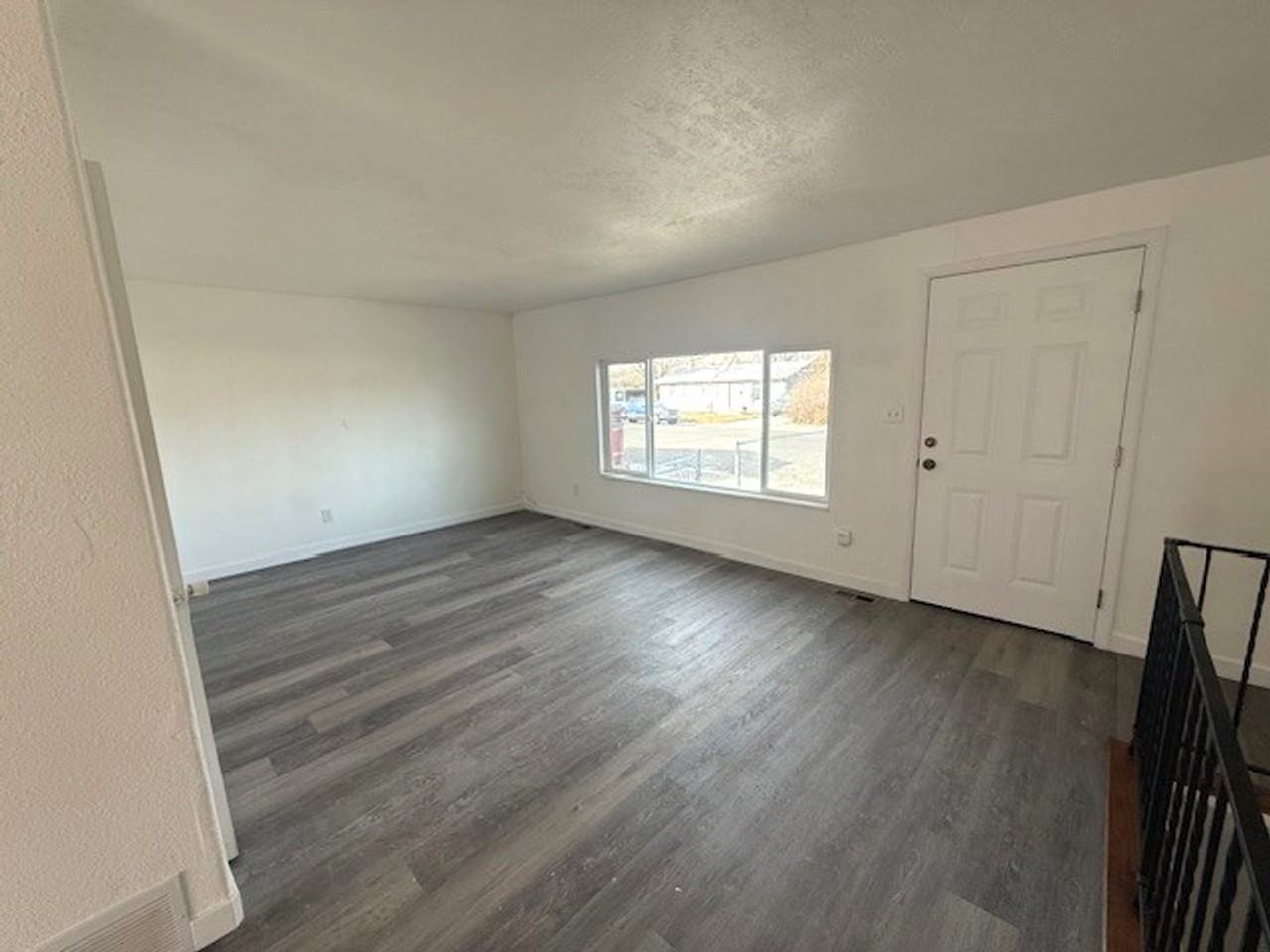 978 Southside Dr - Photo 3 of 11