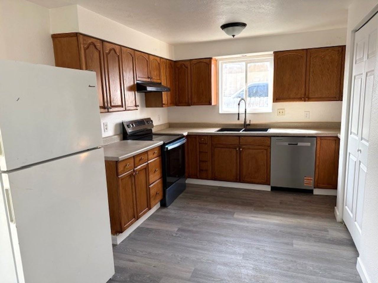 978 Southside Dr - Photo 4 of 11