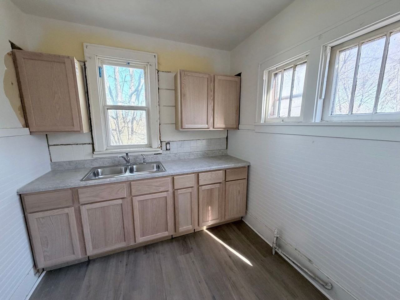 412 S Helen St - Photo 2 of 6