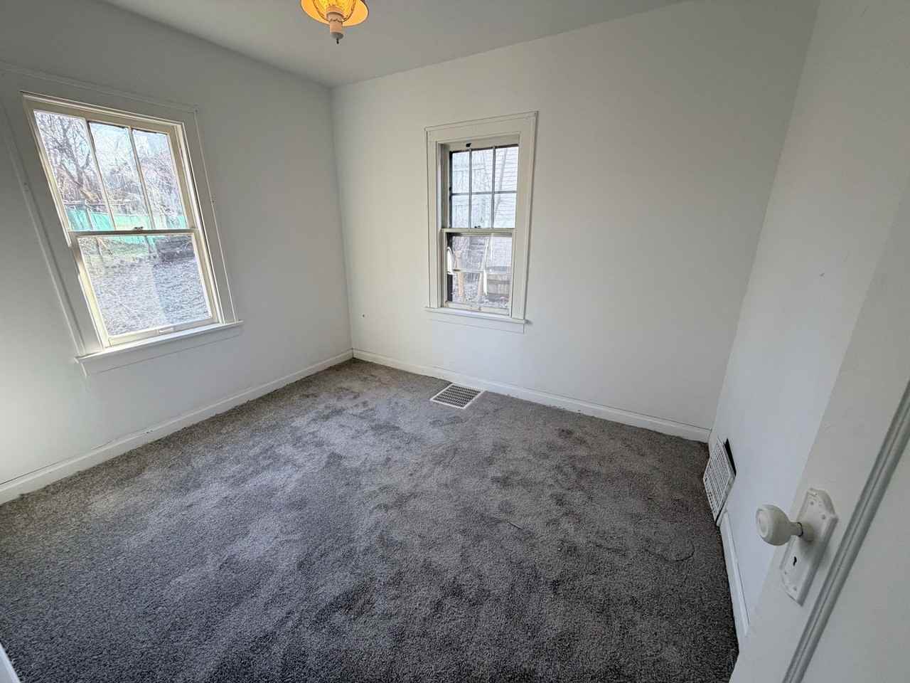 412 S Helen St - Photo 3 of 6