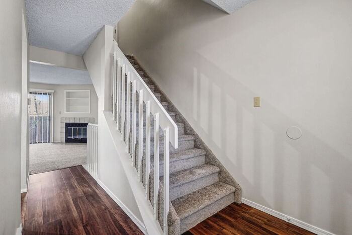 2315 Lexington Village Ln - Photo 4 of 30