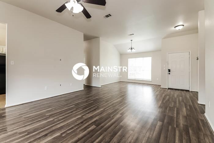 824 Matthew Ln - Photo 3 of 22