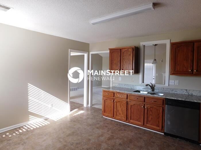 6198 Braybourne Main - Photo 7 of 44