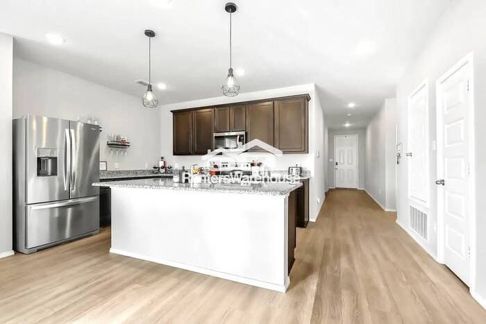 7600 Gangway Dr - Photo 4 of 10