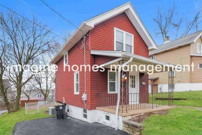 2898 Maple St - Photo 3 of 18