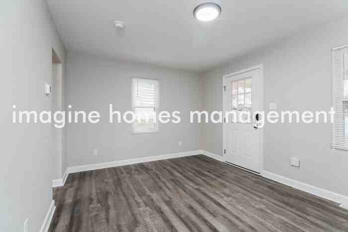 2898 Maple St - Photo 4 of 18