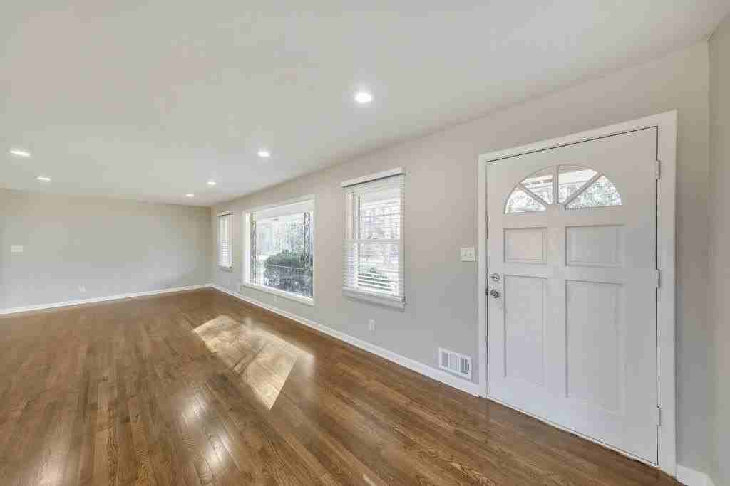 909 Rosedale Dr - Photo 4 of 35